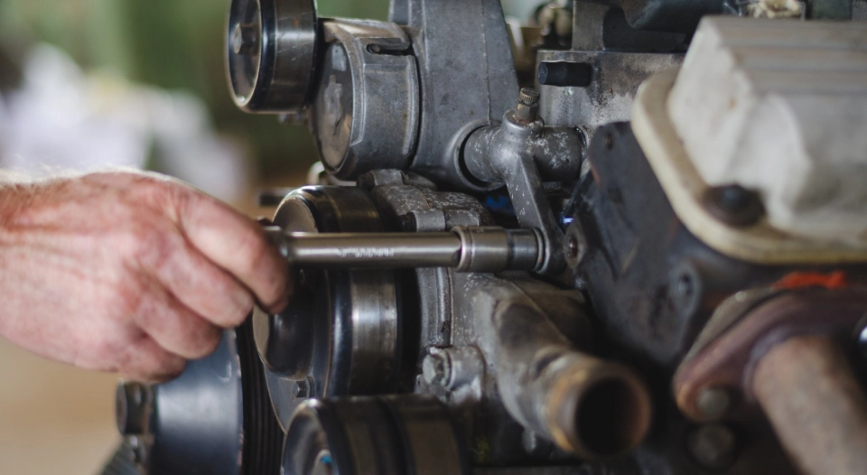 Motorreparationsarbete med verktyg