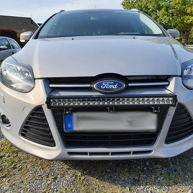 Ford bil med extraljus